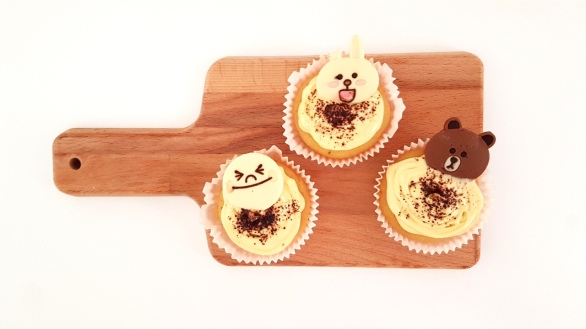 line-brown-cony-moon-cupcakes